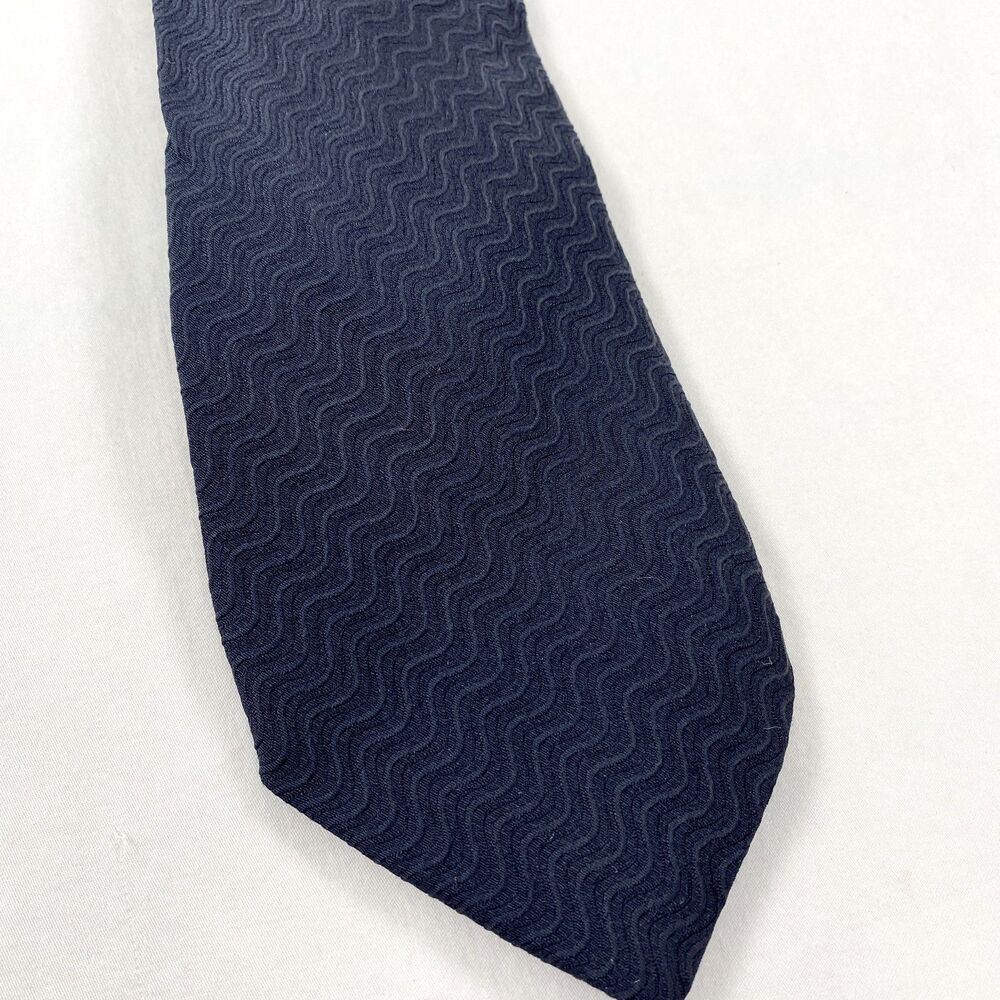 Hugo Boss Silk Tie Textured Dark Blue Mens Made in Italy 3.5" Wide Zig Zag
